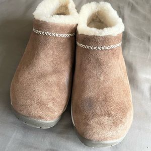 Like new Merrellslip on fur clogs